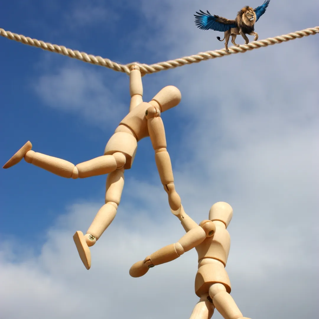 Zwei Holzfiguren balancieren an einem Seil vor blauem Himmel, oben ein kleiner geflügelter Löwe