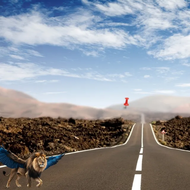 Straße führt durch eine Vulkanlandschaft zu einer roten Pinnadel am Horizont, links vorn ein kleiner geflügelter Löwe