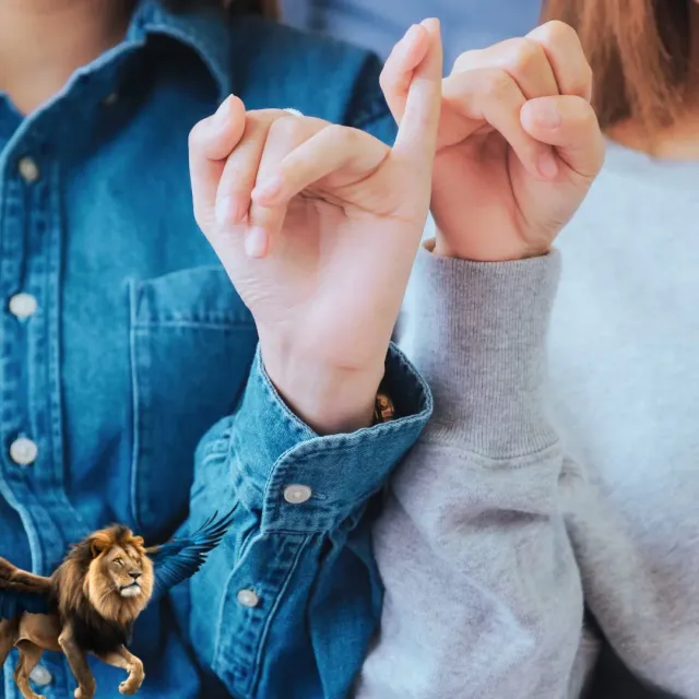 Zwei kleine Finger verhaken sich zum Versprechen, unten links ein geflügelter Löwe