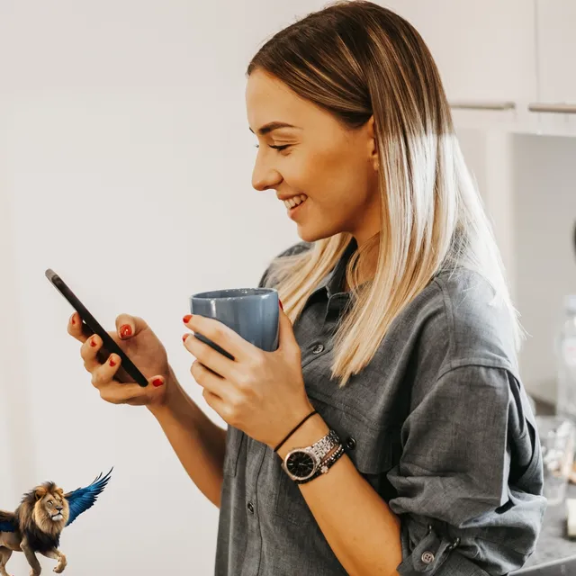 Zwei junge Frauen sitzen im Straßencafé und schauen auf ihre Smartphones